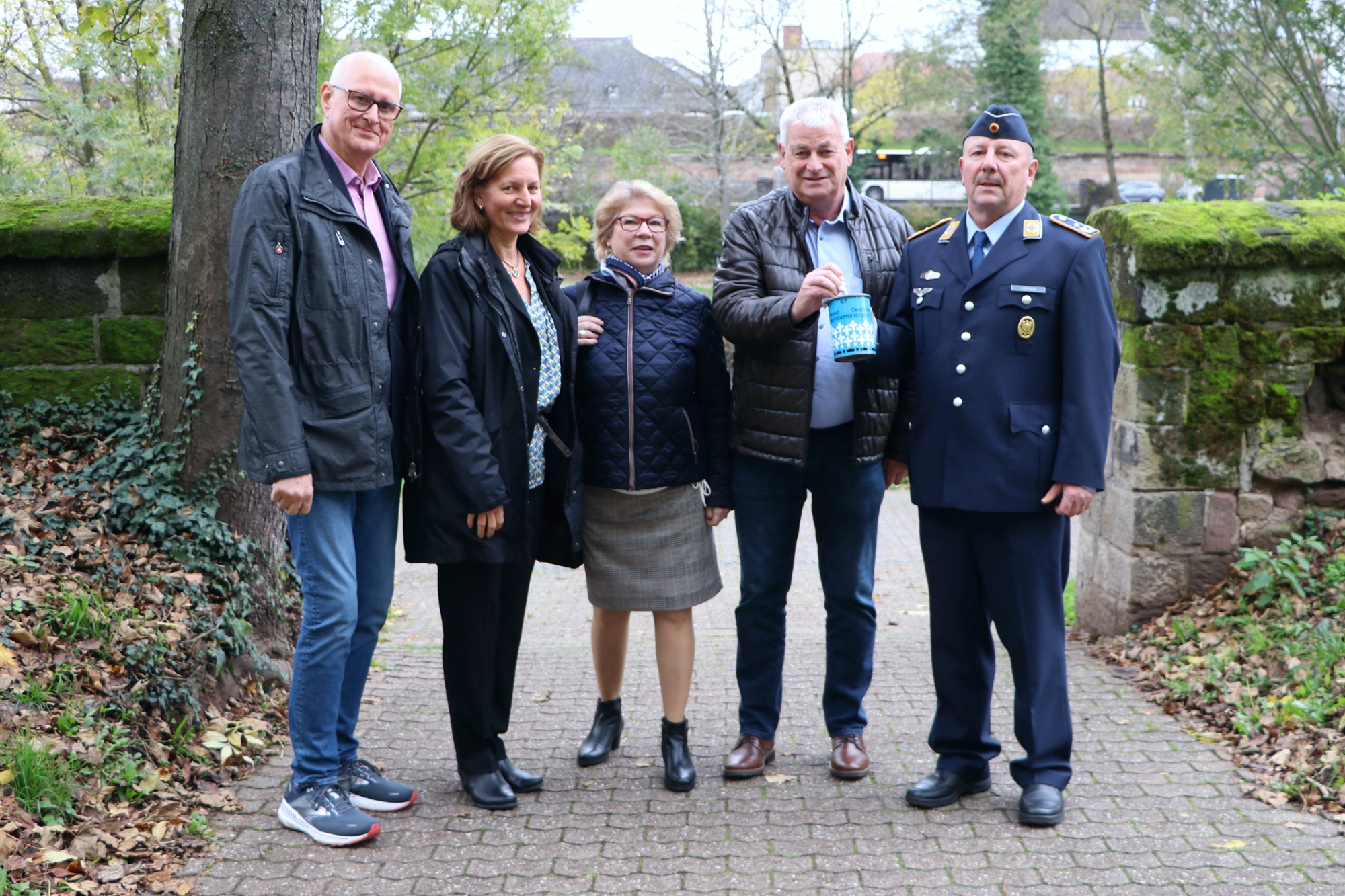 Gemeinsam die Erinnerung wach halten (von links): VDK-Landesvorsitzender Werner Hillen, Schulleiterin Iris von Mörs, VDK-Bildungsreferentin Lilian Heinen-Krusche, Oberbürgermeister Peter Demmer und Oberstleutnant Dieter Jostock unterstützen die Sammlung für die Pflege von Kriegsgräbern.