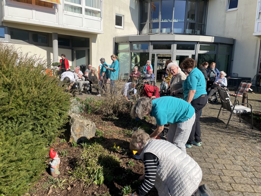 im Garten des AWO-Seniorenhauses