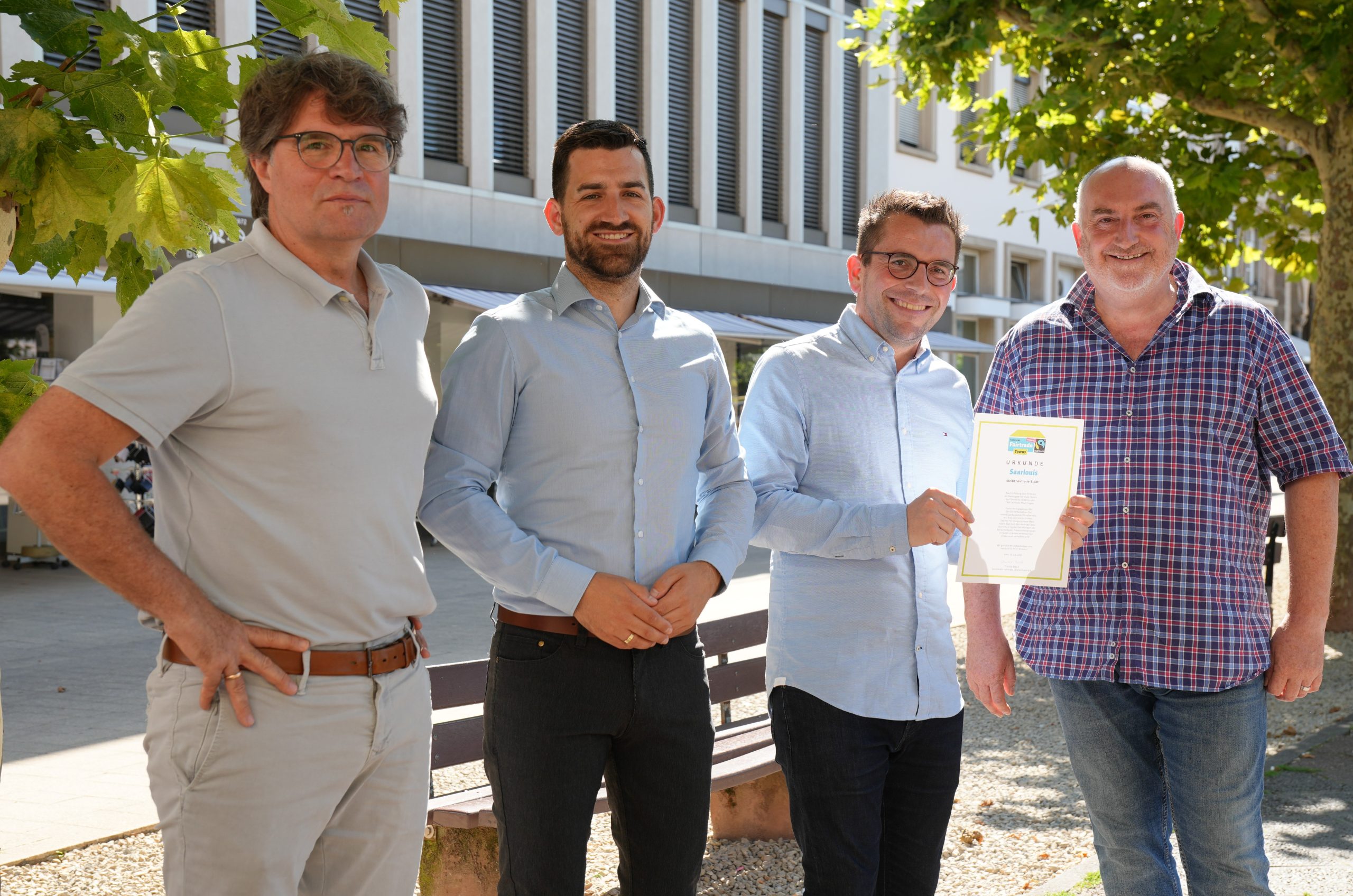 Die Europastadt Saarlouis ist „Fairtrade-Stadt“. Saarlouis erfüllt alle fünf Kriterien der Fairtrade-Towns Kampagne und wurde für weitere zwei Jahre ausgezeichnet. Bereits seit 2011 gehört Saarlouis dem internationalen Netzwerk der Fairtrade-Towns an. Den Grundstein für dieses Engagement legte der Stadtrat im Jahr 2009. Doch der Weg zur „Fairtrade Town“ war mit weiteren Schritten verbunden. Zur Umsetzung […]