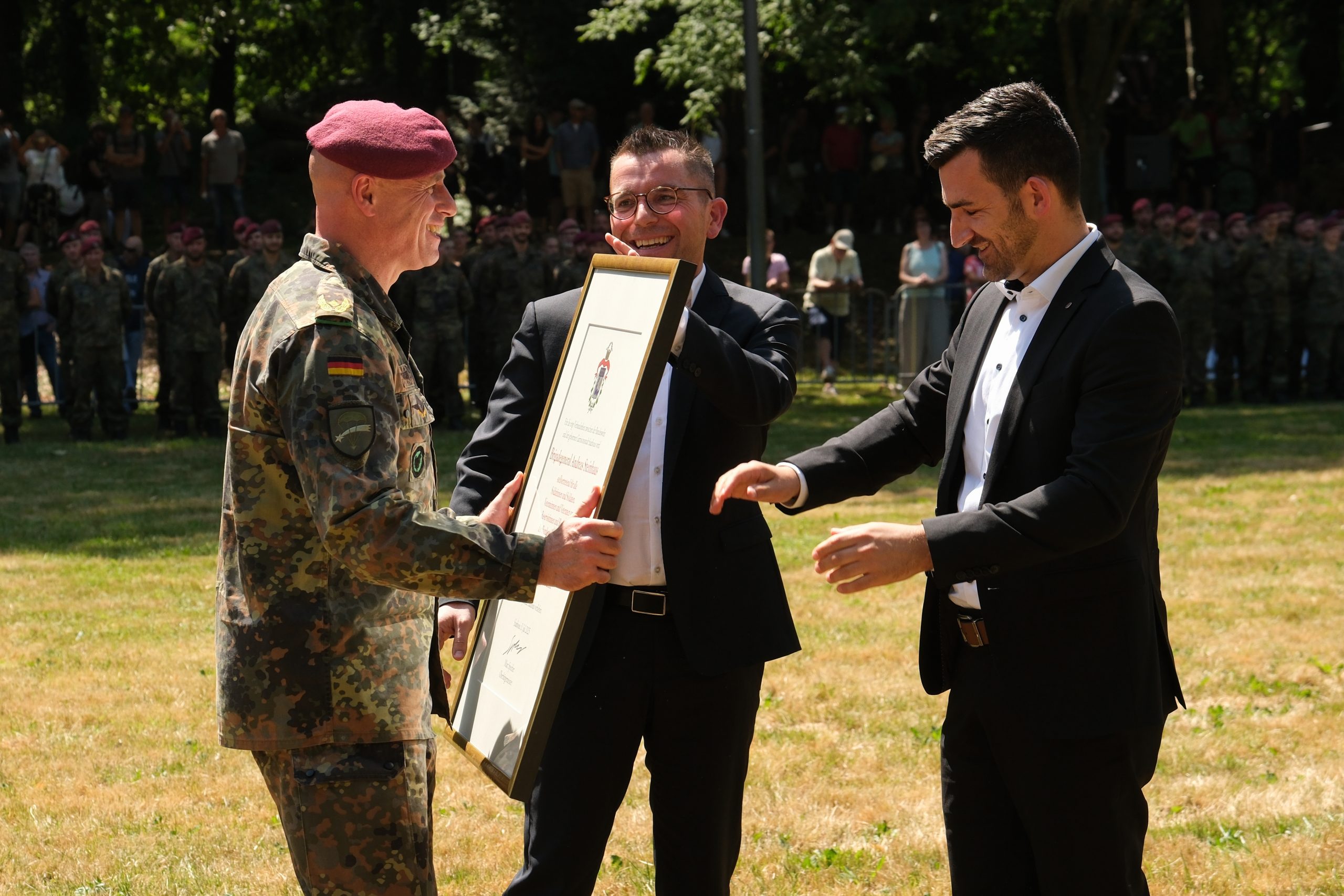 Die Bundeswehr feierte das 10-jährige Bestehen der in der Stadt Saarlouis stationierten Luftlandebrigade 1. Die „Saarlandbrigade“ vereint rund 4.400 Soldatinnen und Soldaten der Division Schnelle Kräfte. Man feierte das Jubiläum mit einem bunten Programm für Jung und Alt im Saarlouiser Stadtgarten. Auftakt der Veranstaltung war die offizielle Eröffnung mit Fassanstich durch Oberbürgermeister Marc Speicher und […]