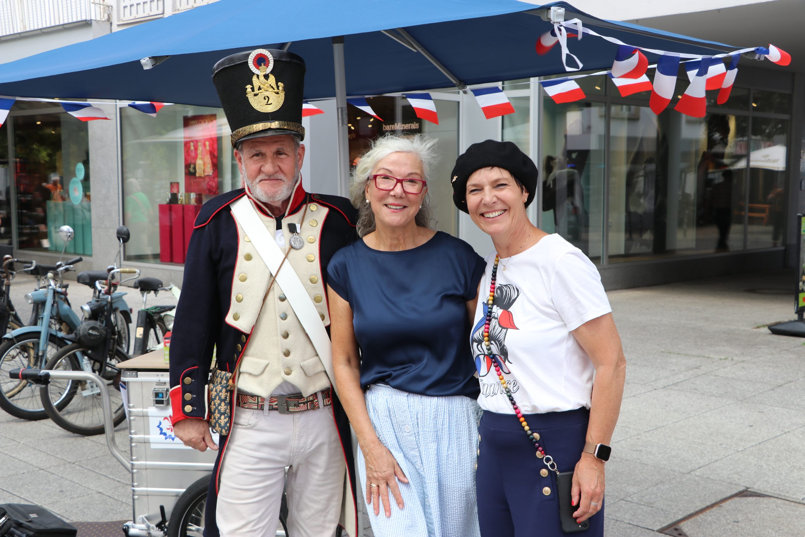 Mit einem „Französischen Thementag“ feierte Saarlouis am 14. Juli gemeinsam mit seinen französischen Freunden die „Fête nationale“ unter dem Pavillon der Französischen Straße.   Auch Oberbürgermeister Marc Speicher und Bürgermeister Carsten Quirin feierten mit. „Es freut mich, dass heute gleichermaßen Deutsche wie Franzosen die Gelegenheit nutzen, mitten in der Europastadt Saarlouis die deutsch-französische Freundschaft zu […]