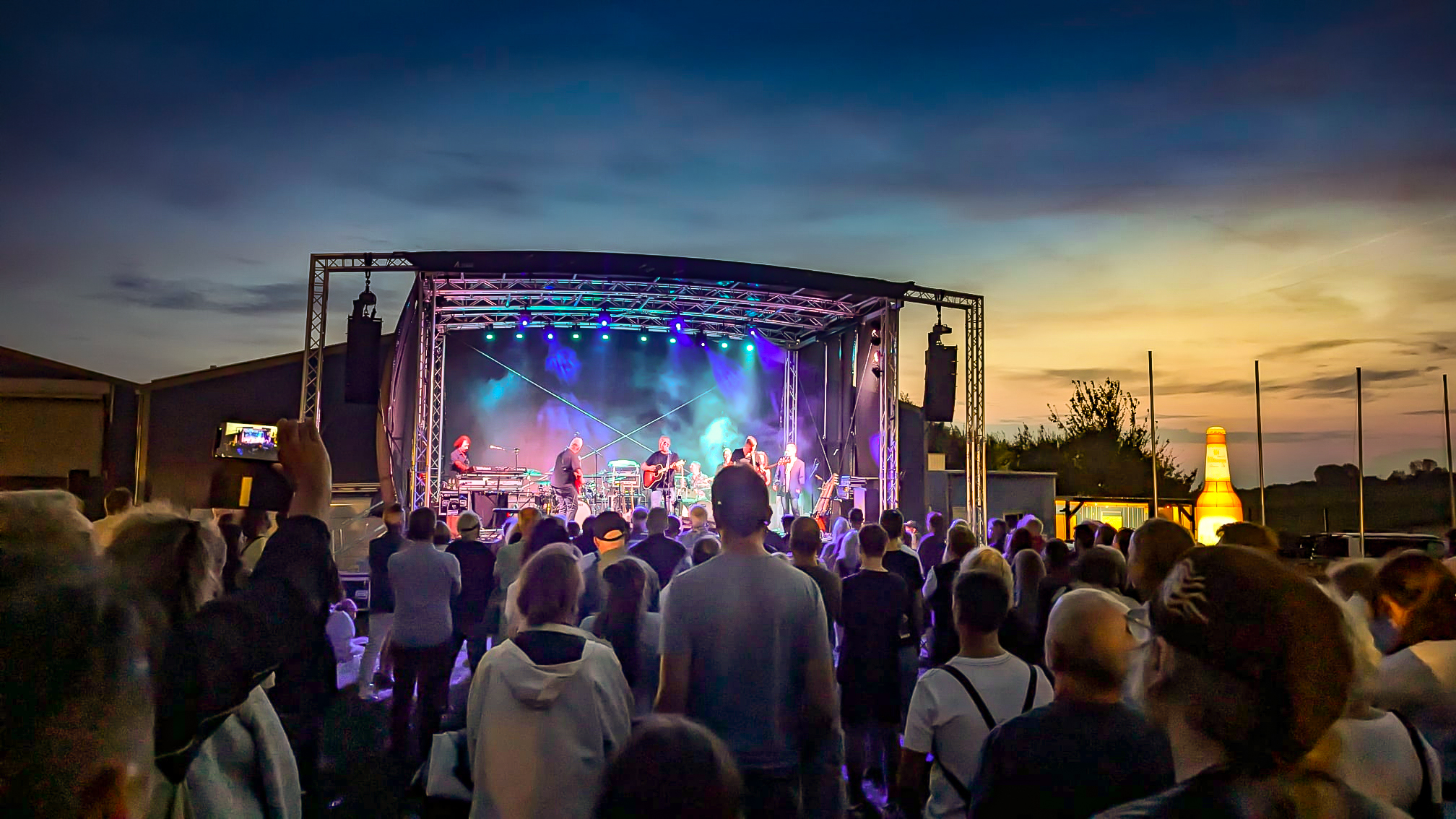 AIRFIELD FESTIVAL 2025 auf dem Flugplatz in Saarlouis – Düren mit JEREMY LOOPS und Band, LAITH AL – DEEN und die ultimative Rock Night mit ONE STEP CLOSER – A Tribute To Linkin Park und METAKILLA – A Tribute To Metallica Wann: 21.08.2025 – 23.08.2025 / Wo: Flugplatz – Saarlouis – Düren Beginn: 20:00 Uhr […]