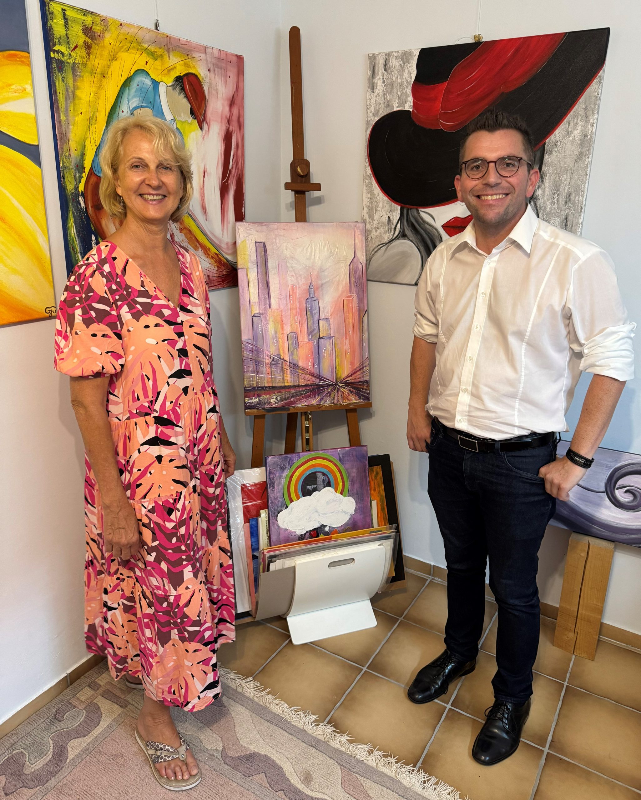 Oberbürgermeister Marc Speicher hat die Saarlouiser Künstlerin Gudrun Jungmann in ihrem Atelier besucht und sich dort persönlich ein Bild von ihrem kreativen Schaffen gemacht. Bei dem Treffen stand nicht nur die Kunst im Mittelpunkt, sondern auch das gesellschaftliche Engagement der Künstlerin – insbesondere für Frauen in der Kunstwelt. Gudrun Jungmann, die nach einem Studium der […]