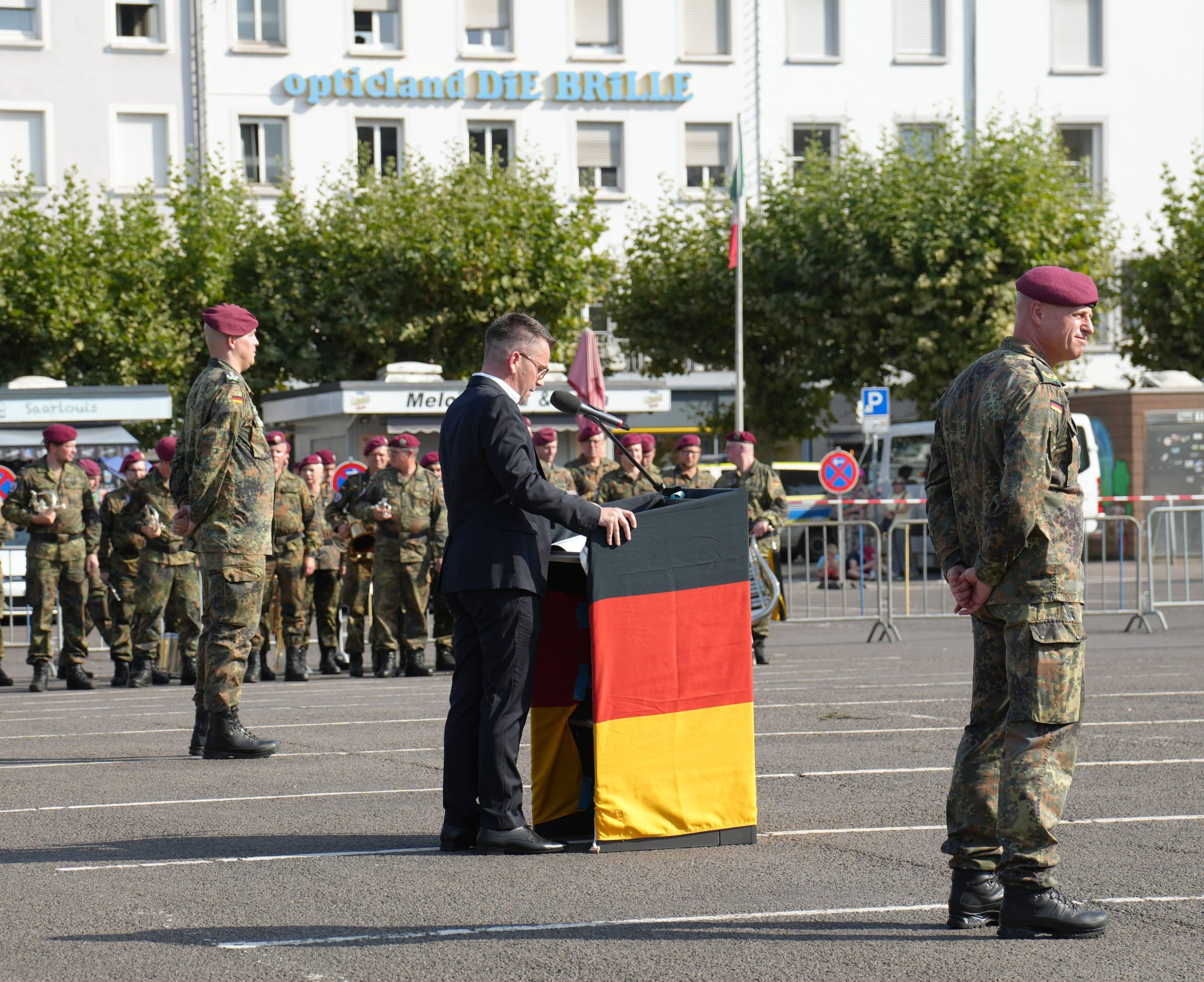 Appell, neuer Kommandeur und der Große Markt voller Soldaten. Auf Einladung des Saarlouiser Oberbürgermeisters fand der feierliche Appell zur Übergabe des Kommandos der Luftlandebrigade 1 auf dem Großen Markt statt. „Ich freue mich, dass die Luftlandebrigade meine Einladung angenommen hat und wir den Übergabeappell gemeinsam auf dem Großen Markt feiern können. Zuletzt fand die Übergabe […]