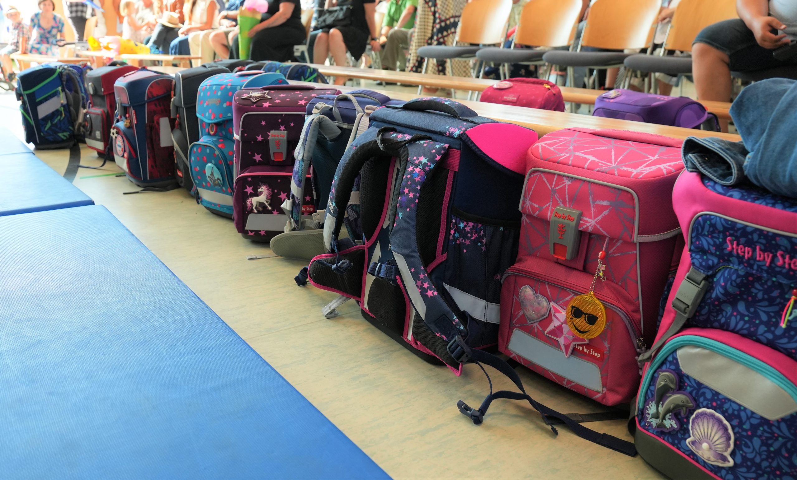 Vor zwei Wochen gab es ein ganz besonderes Event in Saarlouis : An sechs Grundschulen wurden insgesamt 343 Kinder feierlich eingeschult – ein aufregender Moment für Familien und Schulneulinge. An der Grundschule Beaumarais herrschte ausgelassene Stimmung, als Oberbürgermeister Marc Speicher, Bürgermeister Carsten Quirin und Vertreter der Verwaltung die Einschulungsfeier begleiteten. Die Schulleiterin Frau Hess hatte […]