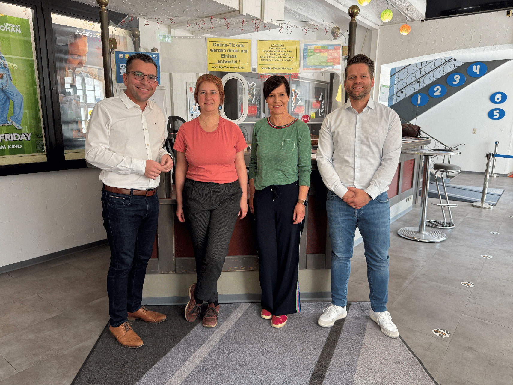 Einen Blick hinter die Kulissen des Capitol Movie World warfen kürzlich Oberbürgermeister Marc Speicher, der Leiter des Haupt- und Personalamtes, Alexander Guß und die Citymanagerin, Kirsten Cortez. Im Rahmen eines Antrittsbesuchs informierten sie sich vor Ort über den aktuellen Stand des Saarlouiser Kinos und dessen Entwicklungen. Das traditionsreiche, denkmalgeschützte Kino wird seit den 90er Jahren […]