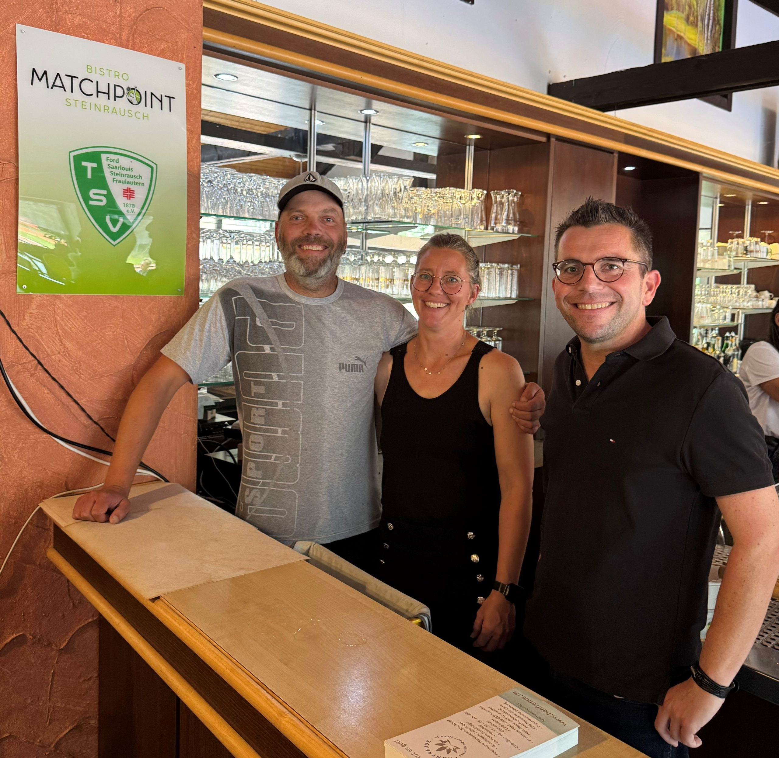 Der „Matchpoint“ zwischen Roden und Steinrausch ist Heimstatt für den TSV Steinrausch-Fraulautern. Mit neuem Betreiber läuft das für alle offene Vereinshaus sehr gut. Oberbürgermeister Marc Speicher besuchte das BistroMatchpoint und begrüßte die neuen Betreiber Miriam Fiala und Alex Albert, die das Lokal seit September 2024 mit viel Engagement führen. Bei einem gemeinsamen Gespräch machte sich der OB ein […]