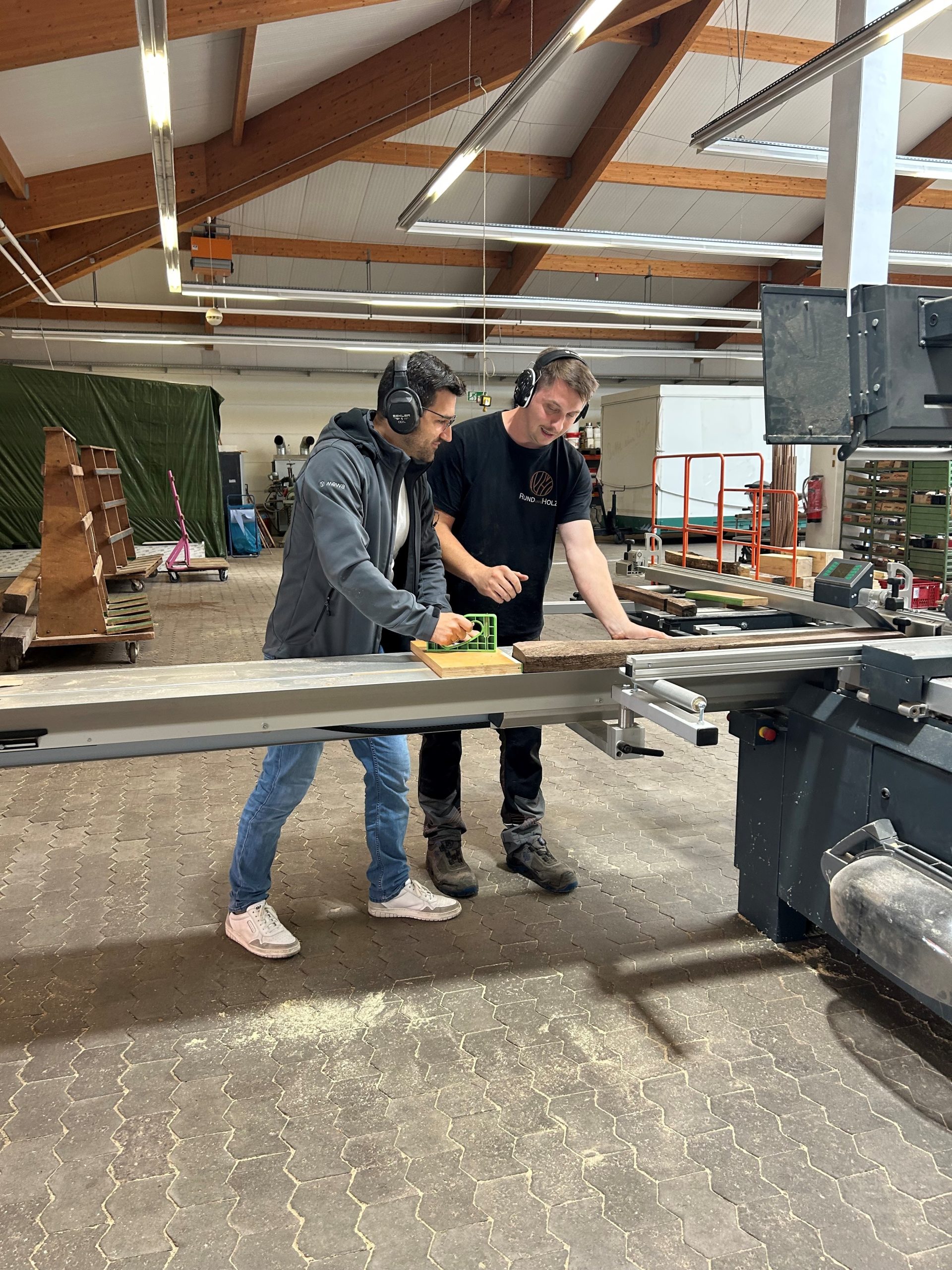 Handwerk neu gedacht – Bürgermeister Carsten Quirin zu Besuch bei Rundumsholz