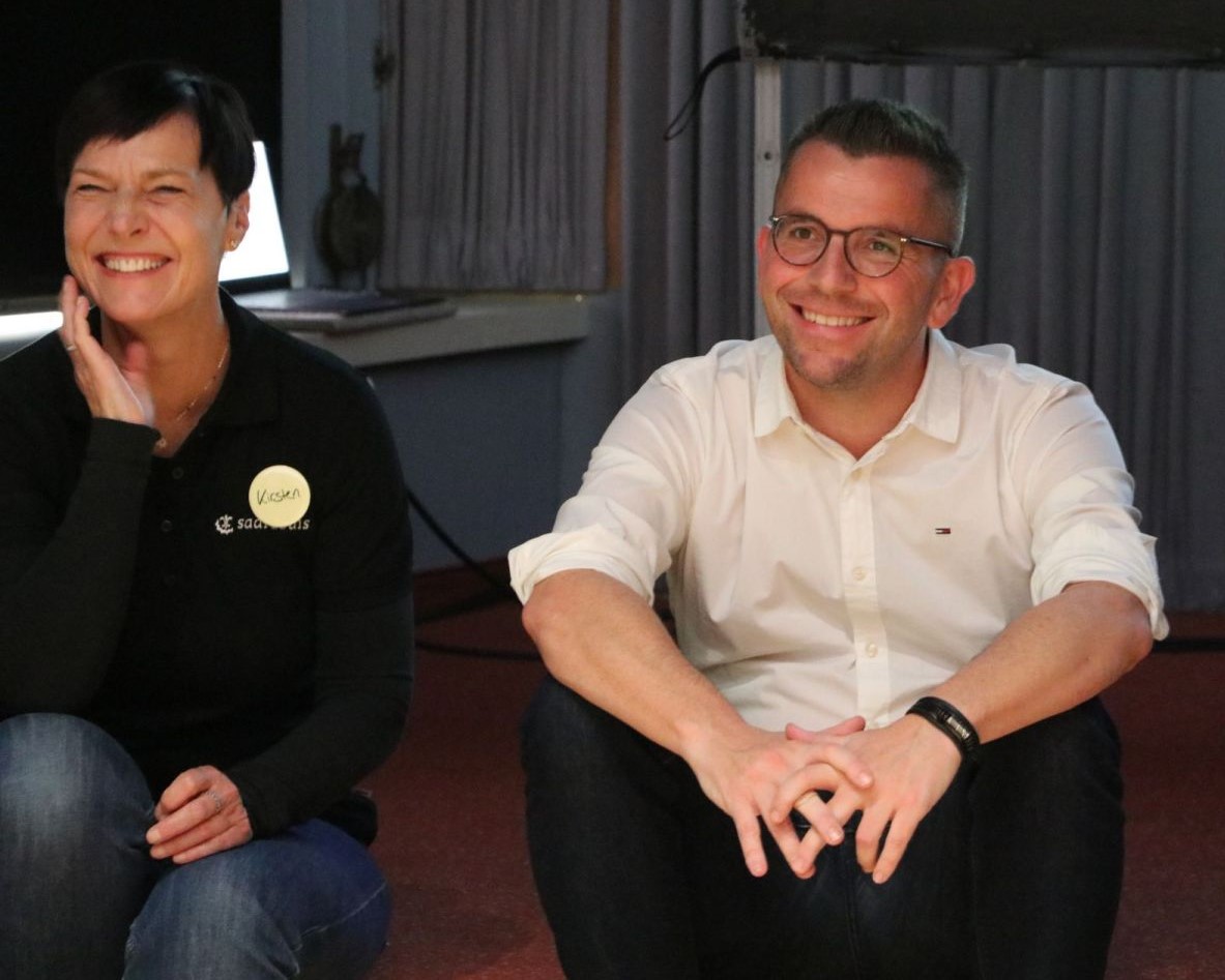 Zusammen schaffen für Saarlouis. Das fängt bei Kindern und Jugendlichen an. Daher hat die Europastadt die Jugendlichen der Stadt eingeladen. Im Theater am Ring fand das Jugendforum „Gemeinsam für Saarlouis“ statt. Eingeladen waren Jugendliche aus Saarlouis, um ihre Ideen, Wünsche und Anregungen für die Zukunft der Stadt einzubringen. Organisiert wurde die Veranstaltung vom Amt für Familien und Soziales in Zusammenarbeit mit der kommunalen Jugendpflege, dem Citymanagement Saarlouis und dem YOU – Jugendbüro Saarlouis. Oberbürgermeister Marc Speicher begrüßte die Teilnehmenden und hob in seiner Ansprache die Bedeutung von Jugendbeteiligung hervor: „Die Perspektive junger Menschen ist für unsere Stadtentwicklung unverzichtbar. Ihre Ideen und Sichtweisen bringen wertvolle Impulse in politische Entscheidungsprozesse ein“, so Speicher. An verschiedenen Stationen erarbeiteten die Jugendlichen Themen zu Beteiligungsformen, Treffpunkten und Gestaltungsmöglichkeiten in Saarlouis. Dabei konnten sie beispielsweise über Jugendräte, Jugendzentren oder offene Beteiligungsformate diskutieren und ihre Vorstellungen auf einer großen Stadtkarte sowie mithilfe von Symbolen und Modellen festhalten. Begleitet wurde das Forum von Anette Plewka, Fachkraft der kommunalen Jugendpflege, und Kirsten Cortez de Lobão vom städtischen Citymanagement. Unterstützt wurde das Projekt außerdem durch das Team des YOU – Jugendzentrums Saarlouis mit Julia Auth, Lana Adami, Mathis Diemer, André Piro und Joana Goebel. Ziel war es, praxisnah zu erfahren, wie Jugendliche ihre Stadt aktiv mitgestalten können – von Freizeitangeboten bis hin zu Beteiligungsprojekten. Das Jugendforum soll künftig regelmäßig stattfinden und als Grundlage dienen, um die Mitwirkung junger Menschen an kommunalen Entscheidungen weiter auszubauen. Jugendforum 1: Citymanagerin Kirsten Cortez und Oberbürgermeister Marc Speicher Jugendforum 3: Citymanagerin Kirsten Cortez, Oberbürgermeister Marc Speicher und Anette Plewka Fotos: Sofia Behtash
