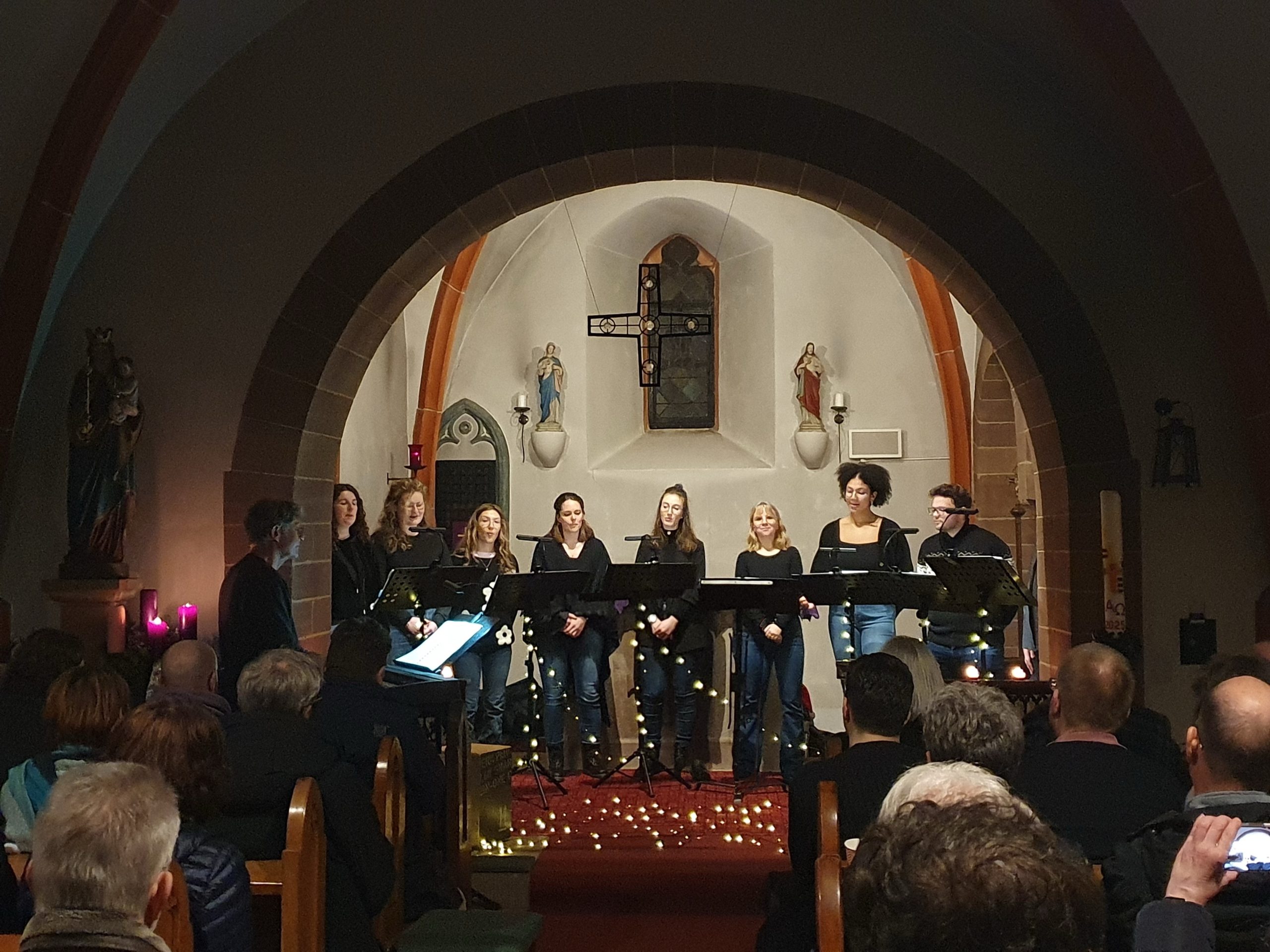 12 Stimmen feiern Premiere