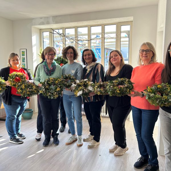 Gemeinsam kreativ: Osterkränze binden im Haus Europa