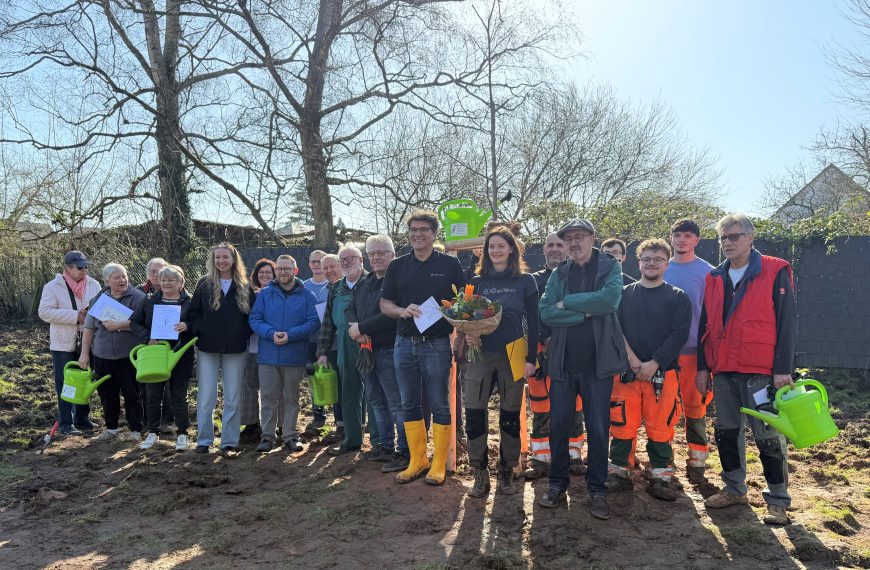 Gemeinsam für ein grüneres Roden: 12 neue Bäume entlang des Ellbachs gepflanzt
