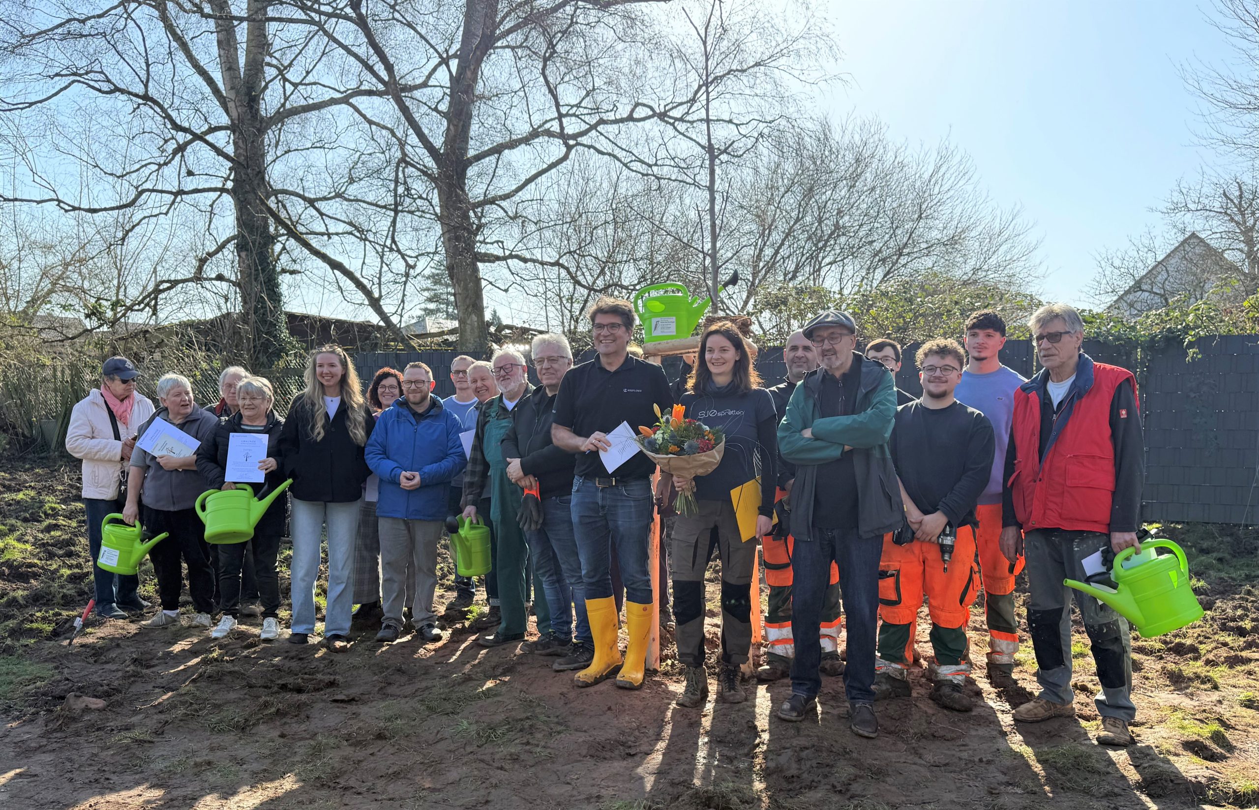 Gemeinsam für ein grüneres Roden: 12 neue Bäume entlang des Ellbachs gepflanzt