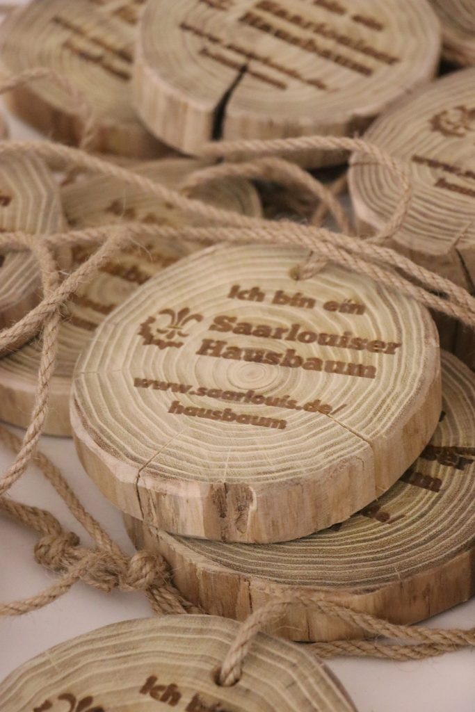 „Saarlouiser Hausbäume“: Erfolgreiches Umweltprojekt mit bundesweiter Aufmerksamkeit – Stadt ehrt Hausbaumbesitzer