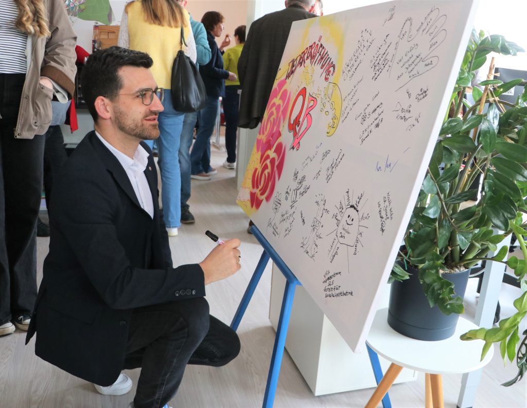 Auch Bürgermeister Carsten Quirin hat sich auf der Leinwand verewigt