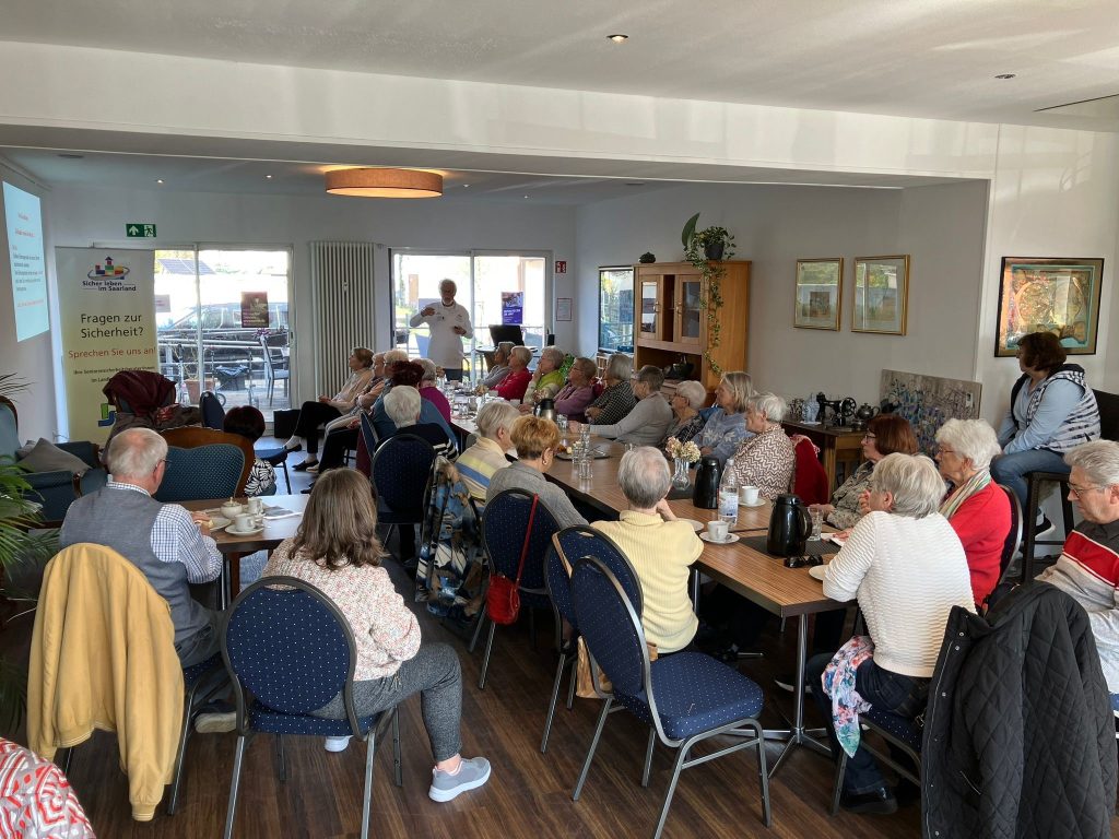 Seniorensicherheitsberater informieren über Einbruchschutz im Plauderstündchen Fraulautern