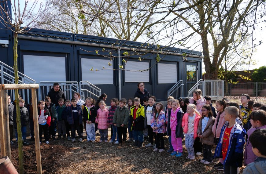 Baumpflanzaktion für Schulneulinge: Europastadt Saarlouis setzt Zeichen für Umweltbewusstsein