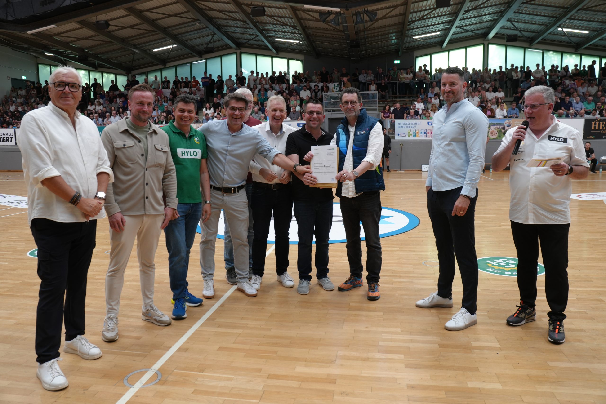Großinvestition in die Zukunft des Ehrenamts und Spitzensports: Einer der ersten LED-Glassportboden Europas für die Stadtgartenhalle
