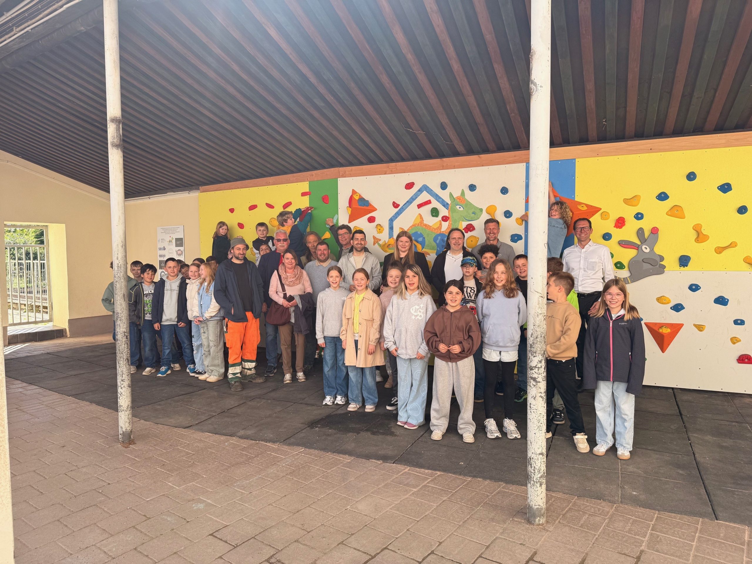 Neue Boulderwand bereichert den Schulalltag in Lisdorf