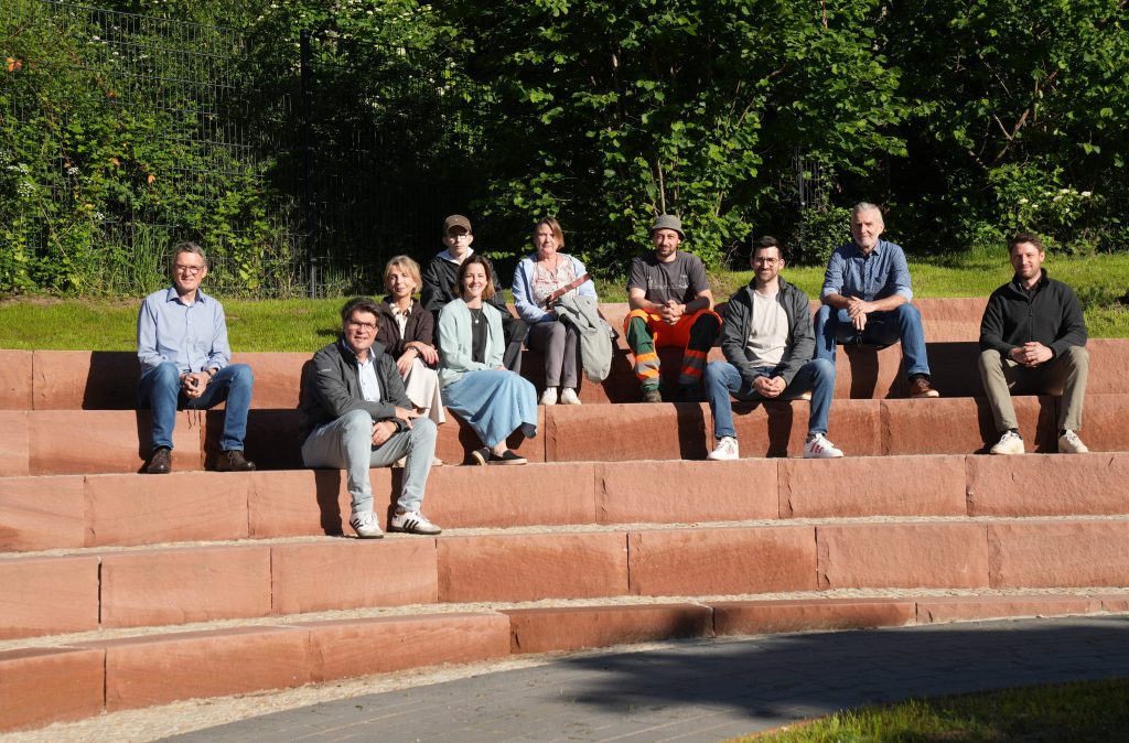 Neugestaltete Böschung schafft naturnahen Lern- und Aufenthaltsraum an der Grundschule Steinrausch
