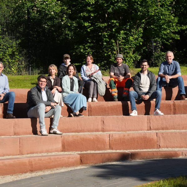 Neugestaltete Böschung schafft naturnahen Lern- und Aufenthaltsraum an der Grundschule Steinrausch