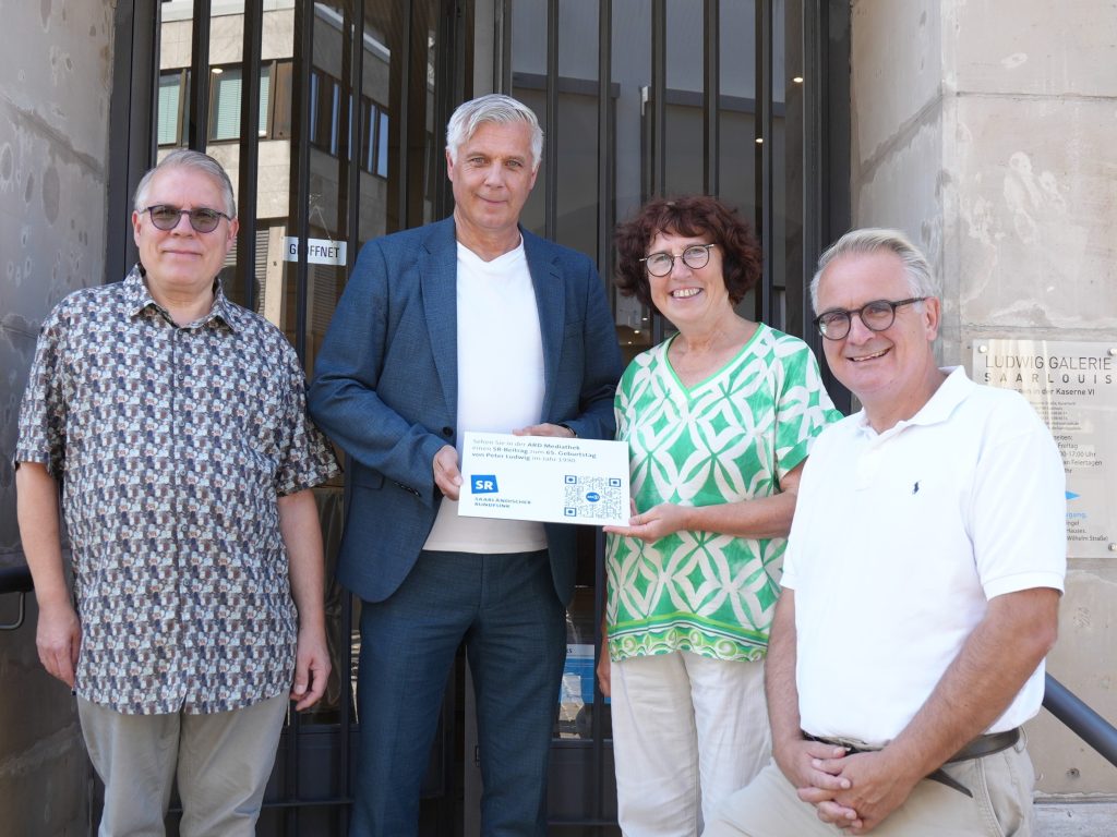 Neue Plakette des Saarländischen Rundfunks am Eingang der Ludwig Galerie Saarlouis