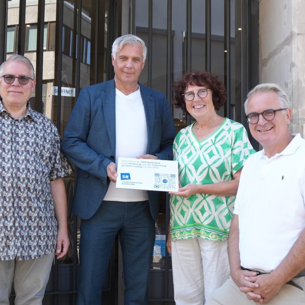 Neue Plakette des Saarländischen Rundfunks am Eingang der Ludwig Galerie Saarlouis