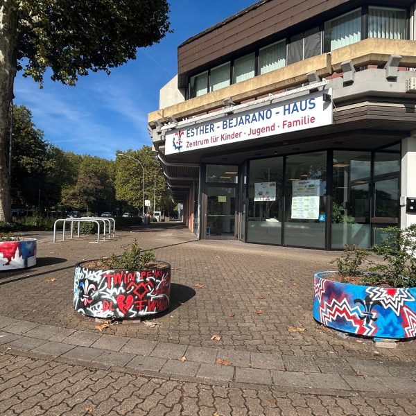 Graffiti-Aktion vor dem Esther-Bejarano-Haus