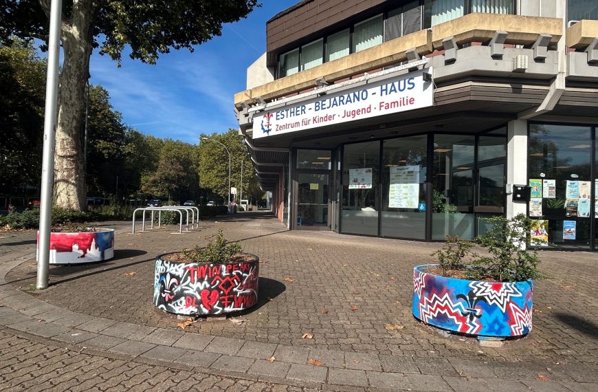 Graffiti-Aktion vor dem Esther-Bejarano-Haus