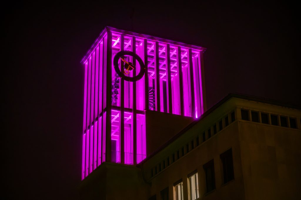Saarlouiser Rathaus leuchtet für den „Pinktober“