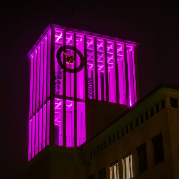 Saarlouiser Rathaus leuchtet für den „Pinktober“